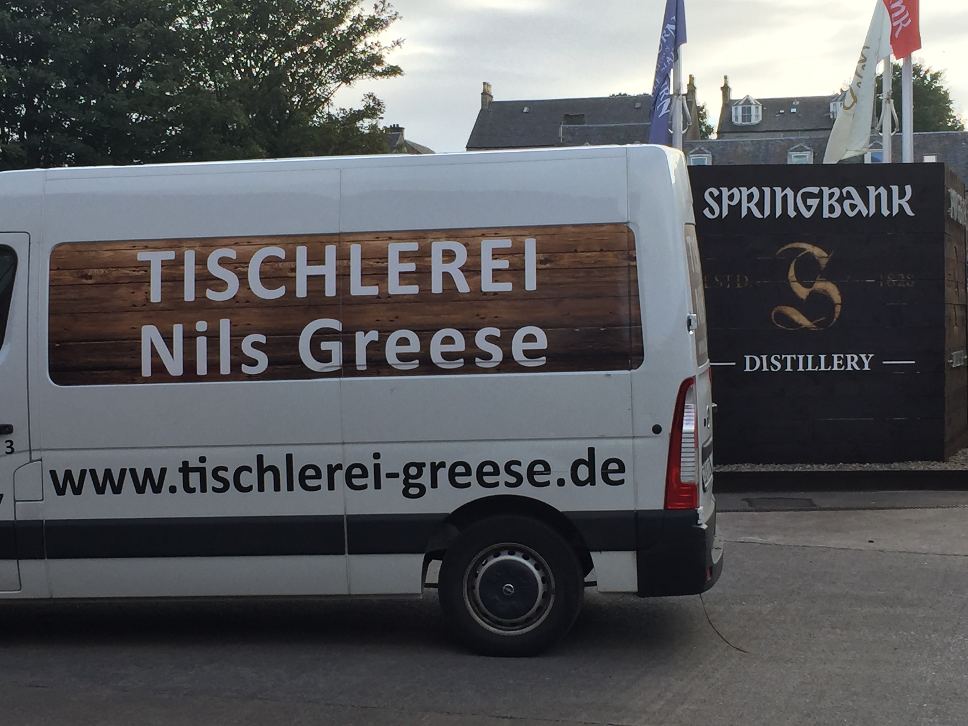 Der alte Firmentransporter der Tischlerei Nils Greese alias Whiskyfsser.com bei der Springbank Whiskybrennerei