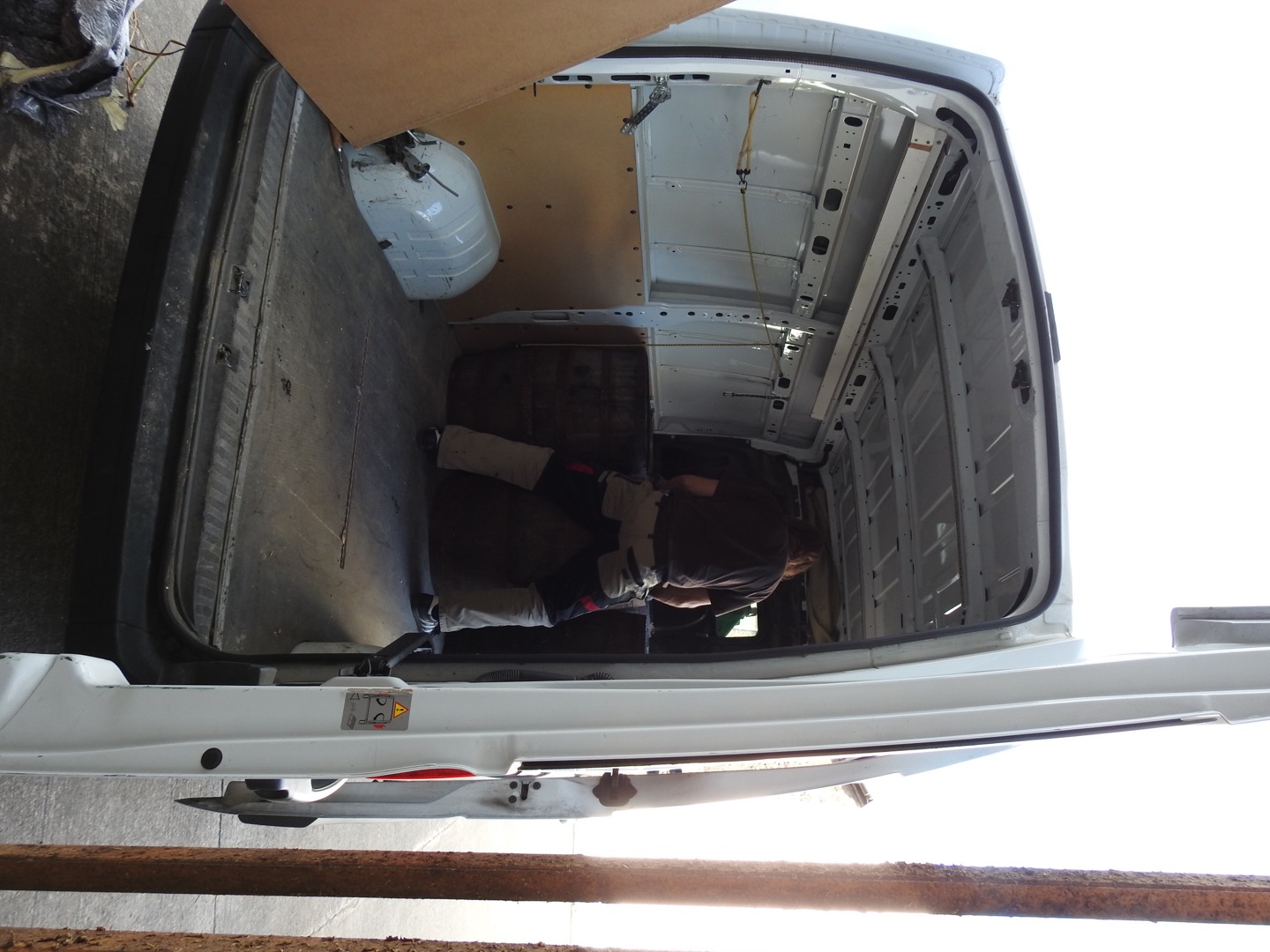 Nils Greese beim einladen von schottischen Whiskyfässern aus der Springbank Whiskybrennerei